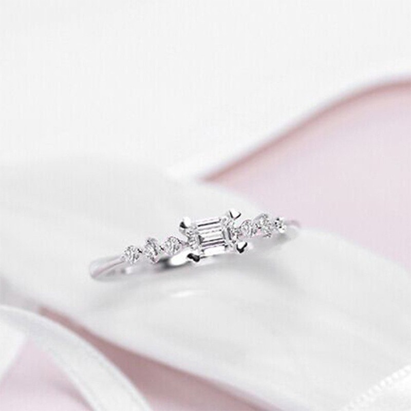 Nhẫn Cưới Bạc Đính Kim Cương 7 Viên Tinh Xảo Cho Nữ