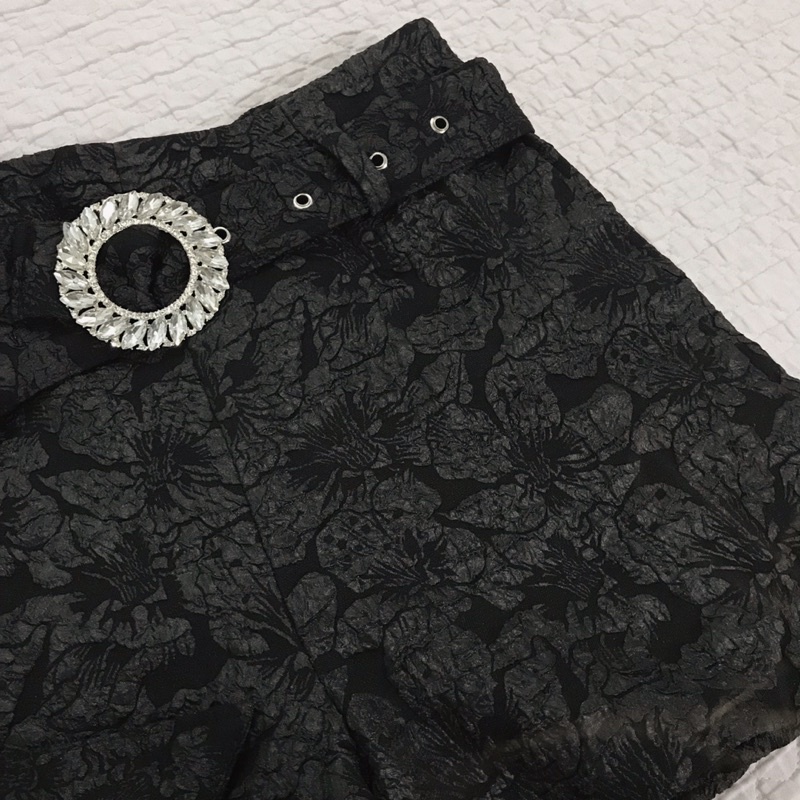 Pass quần shorts kèm belt màu đen size M  hình thật