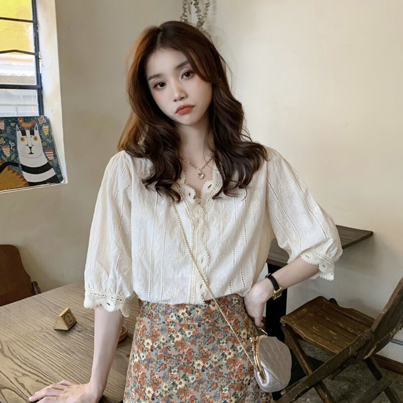 Áo sơ mi ren màu be phong cách Hàn Quốc áo cổ chữ V tay phồng phong cách Hồng Kông cổ điển kiểu Pháp mẫu mới mùa hè