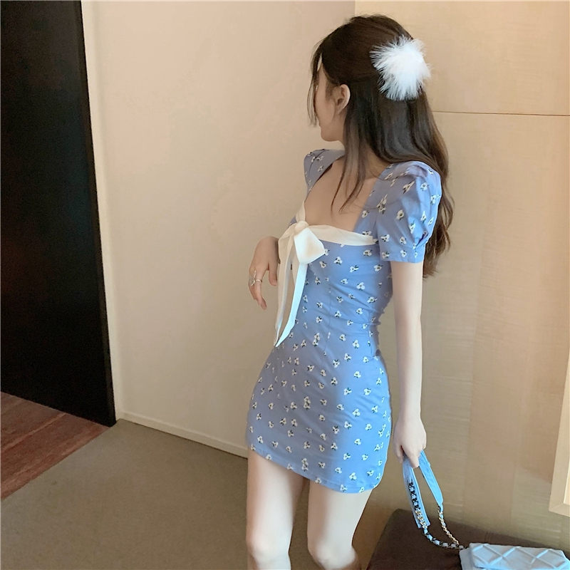 Đầm ngắn IELGY lưng cao cổ vuông tay phồng hở lưng họa tiết hoa thời trang mùa hè quyến rũ cho nữ