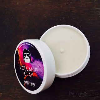 Com sáp volcanic clay và gôm xịt luxurious