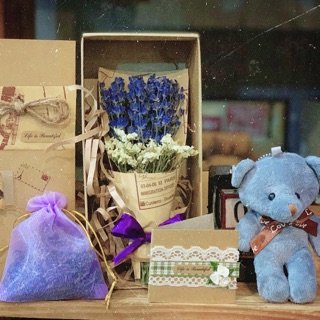Hộp quà tặng " Bó hoa Oải hương Lavender mini cùng gấu xinh , tặng kèm thiệp và túi thơm