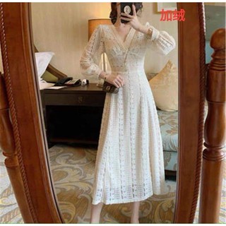 Váy ren trắng cổ V đinh cúc ngọc