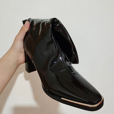 Giày boots cổ cao da bóng mũi vuông viền kim loại Martin
