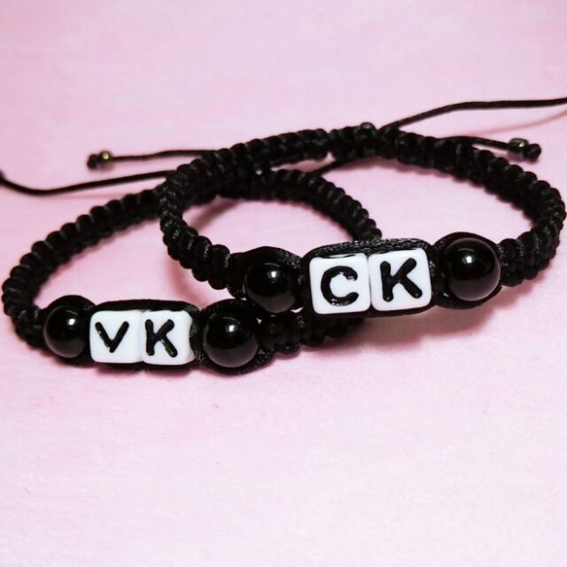 Cặp vòng tay đan dây, hạt nhựa vuông chữ vk- ck.