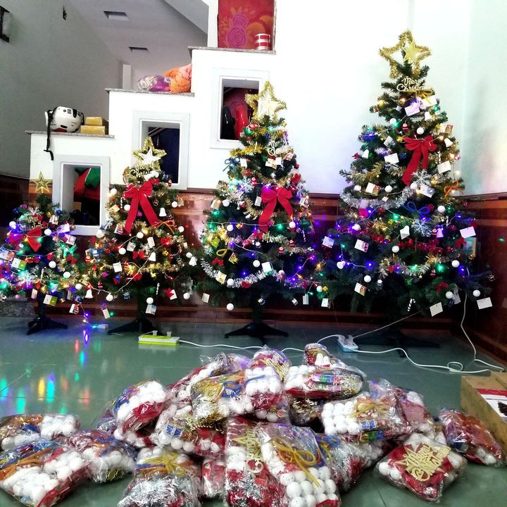 Cây thông noel 1m8, 1m5 hàng Việt Nam chất lượng cao trang trí giáng sinh cho nhà cửa, phòng khách, phòng ngủ 180cm