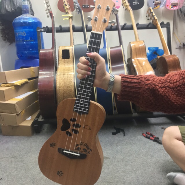 ĐÀN UKULELE CONCERT DẤU CHÂN ( tặng kèm phụ kiện )