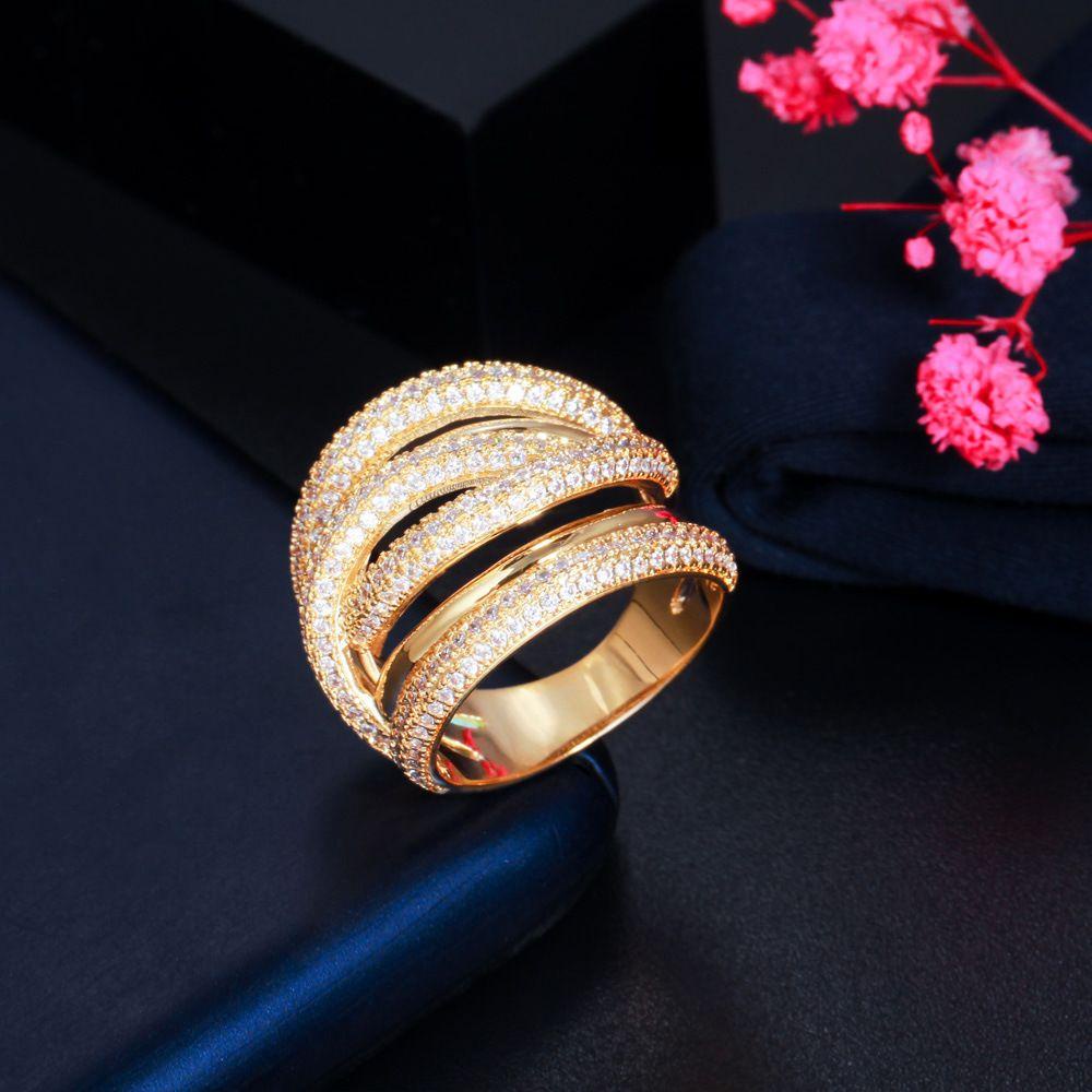 Nhẫn Cưới Bản Rộng Đính Đá Sang Trọng