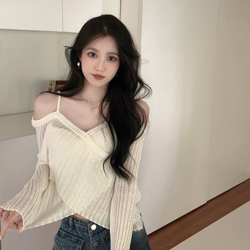 Áo Croptop Dệt Kim Tay Dài Trễ Vai Thiết Kế Lệch Tà Cá Tính Cho Nữ