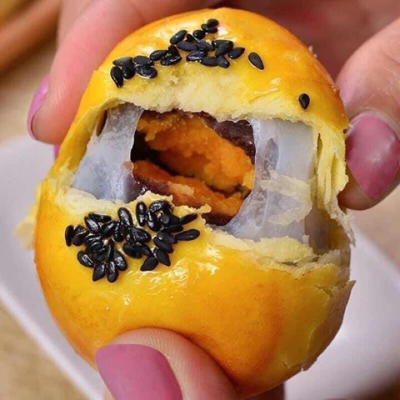 Bánh trứng muối đậu đỏ ngàn lớp