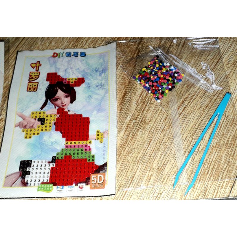 Một bộ trò chơi ráp tranh bằng hạt nhựa kích thước 12x10cm nhiều màu