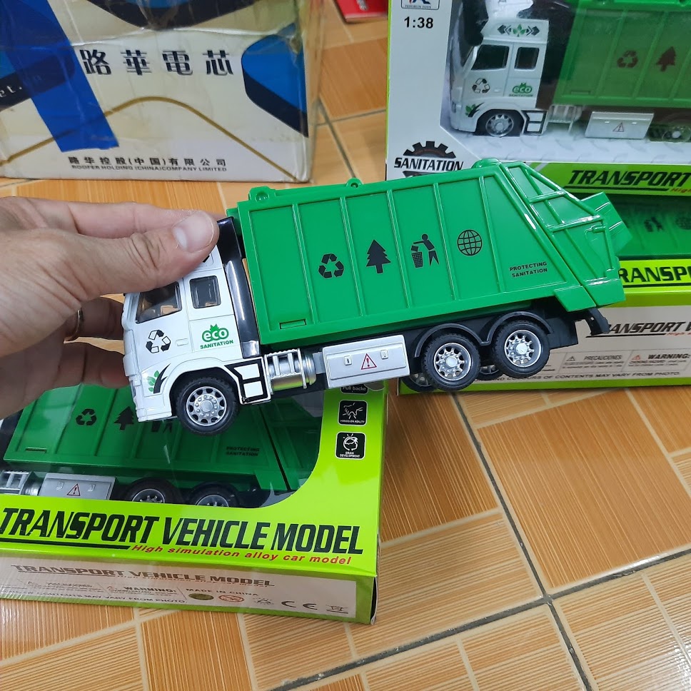 Xe ô tô chở rác đồ chơi trẻ em tỉ lệ 1:38 xe chạy cót cabin bằng kim loại có âm thanh động cơ và đèn