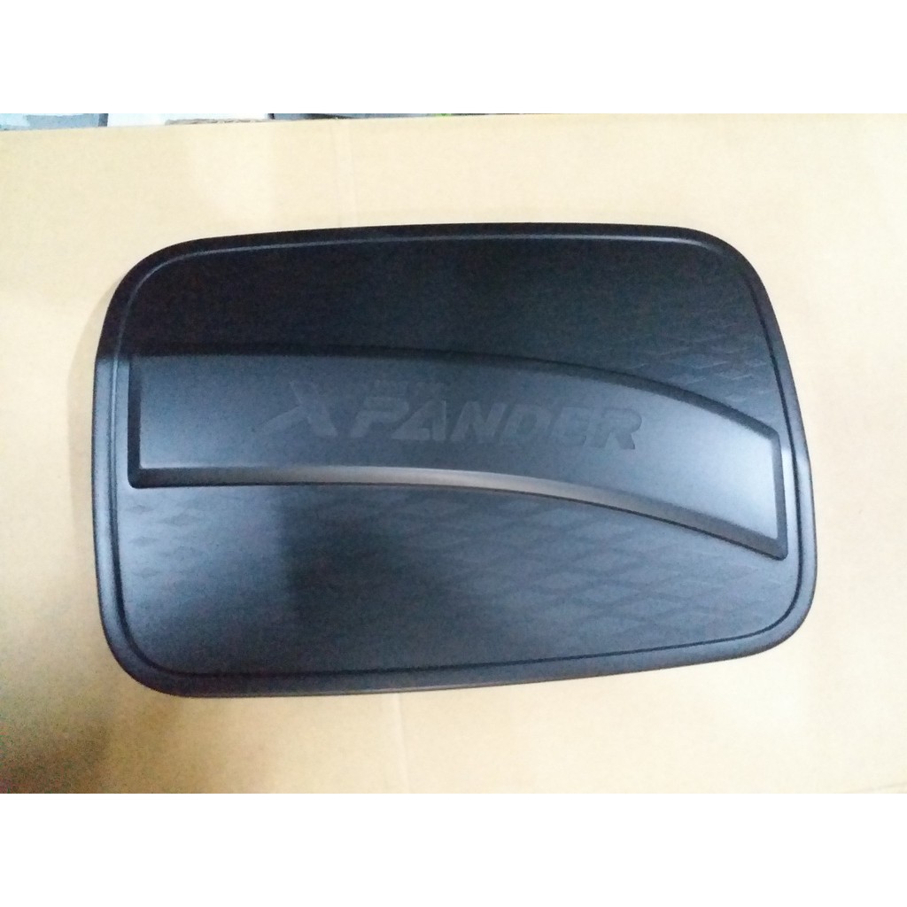 Ốp nắp xăng đen Mitsubishi Xpander