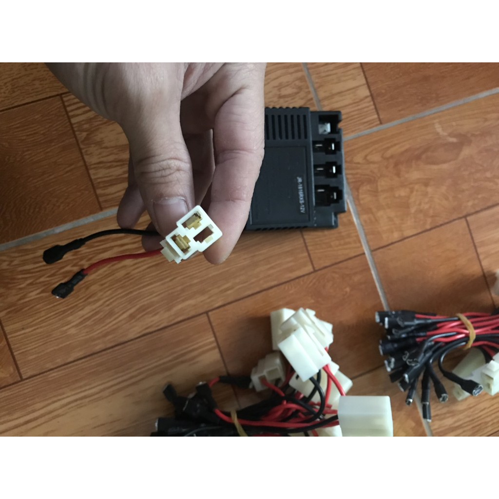 Dây rắc nguồn của xe ô tô điện trẻ em