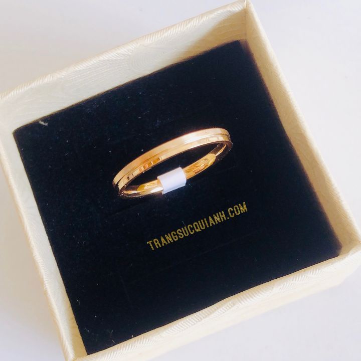 Nhẫn Titan_Nhẫn Cặp_Nhẫn Đeo Ngón Út Kẻ Giữa Màu Vàng