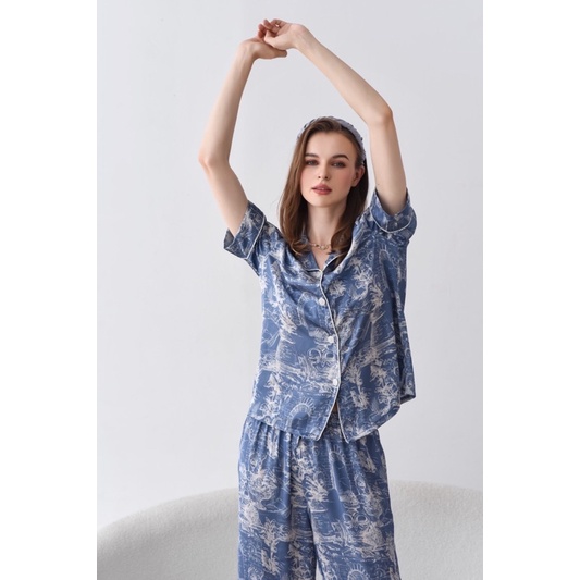 Bộ Pyjamas Nữ Mặc Nhà Áo Cộc Quần Dài Chất Liệu Lụa Màu Xanh In Họa Tiết Christian Blue LILAS BLANC