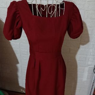 Đầm hót cổ vuông