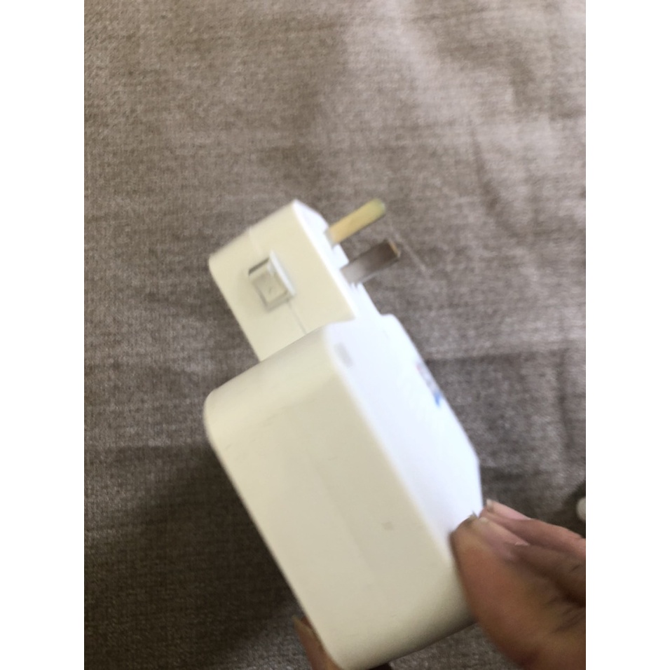 Bộ chịa ổ cẳm điện 10A 2500W chia từ 1 ra 4 ổ cắm và 2 cổng usb 5V để sạc điện thoại và có trang bị cảm biến ánh sáng