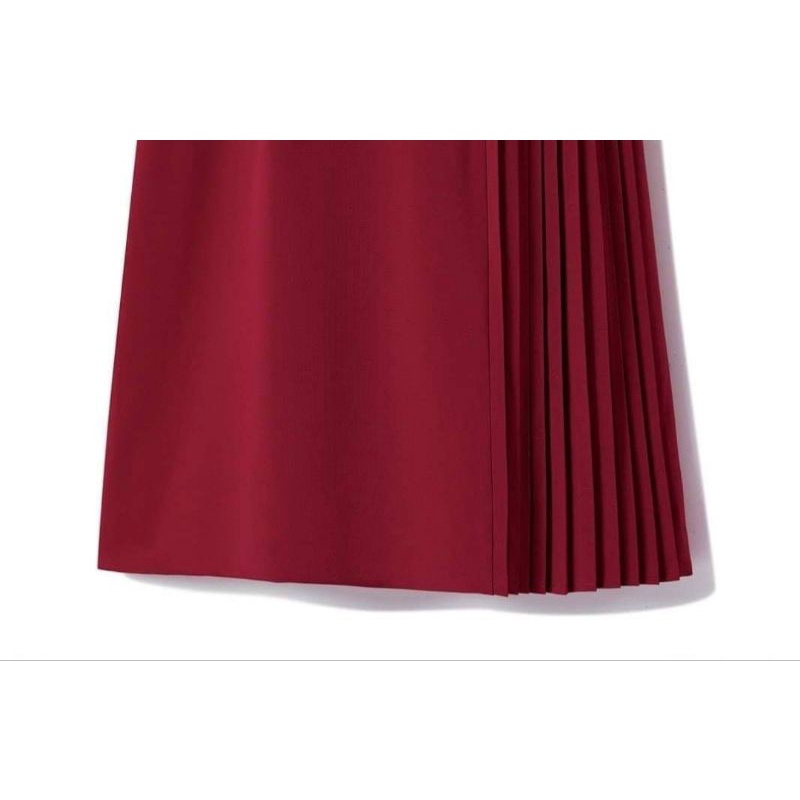 Đầm đỏ xếp li lệch.