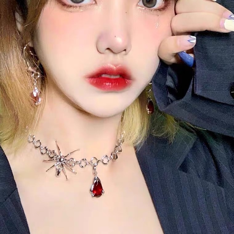 Vòng cổ Mặt Hình Nhện Và Giọt Nước Màu Máu Thiết Kế Mới Cá Tính Dành Cho Nữ