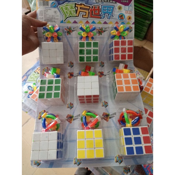 sỉ vỉ 9 chiếc rubik tặng kèm 9 chiếc đồ chơi