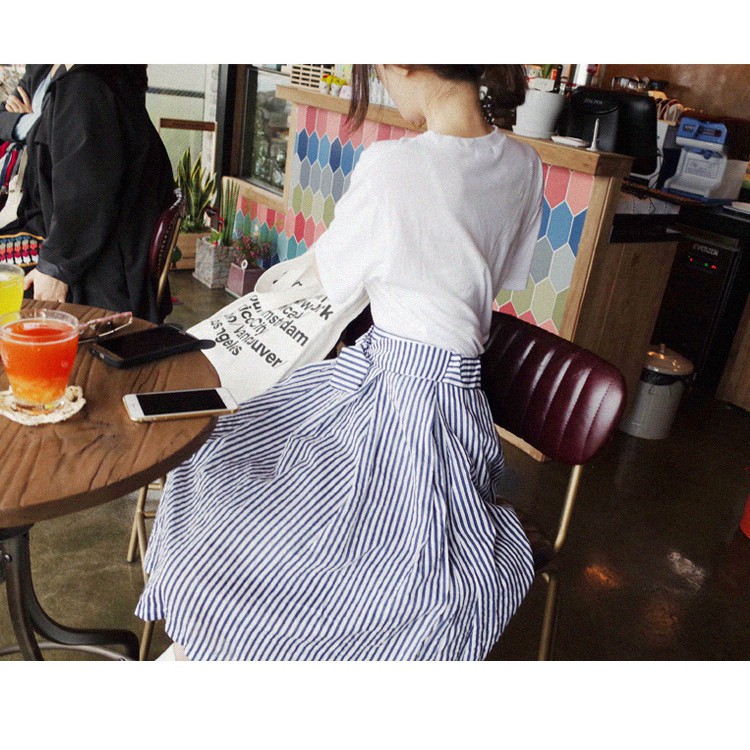 Set áo thun tay ngắn in hình chân váy xòe họa tiết sọc kèm nơ