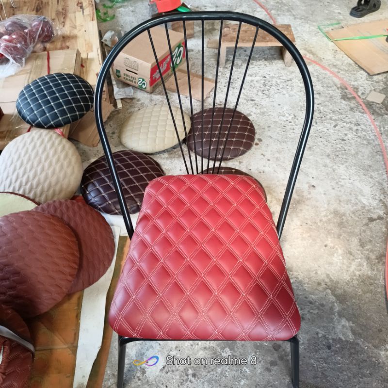 Ghế khung sắt bọc da cao cấp rất chắc chắn và thoải mái