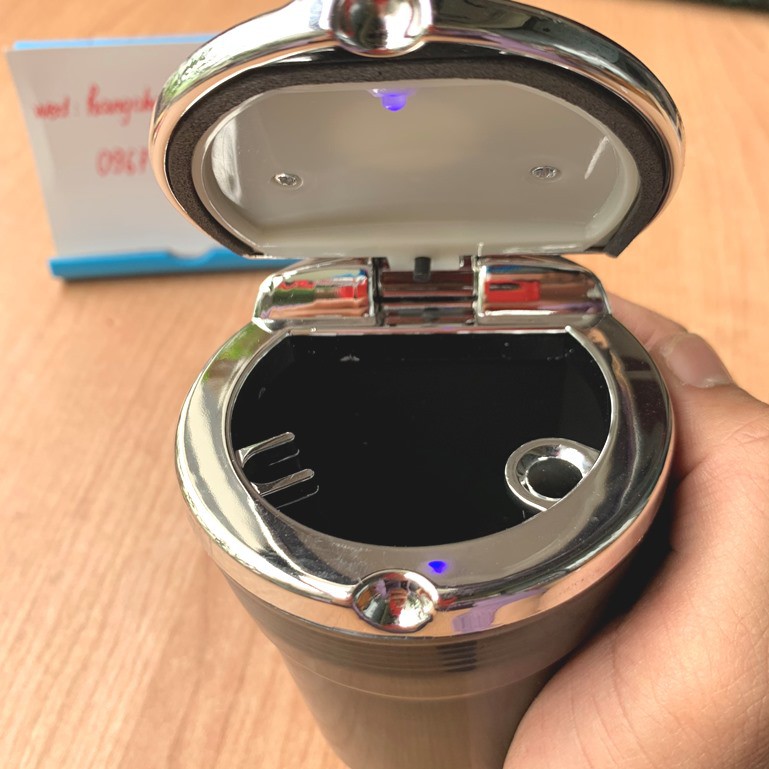 Gạt tàn thuốc lá cao cấp chống cháy trên xe hơi có đèn Led để cạnh ghế lái