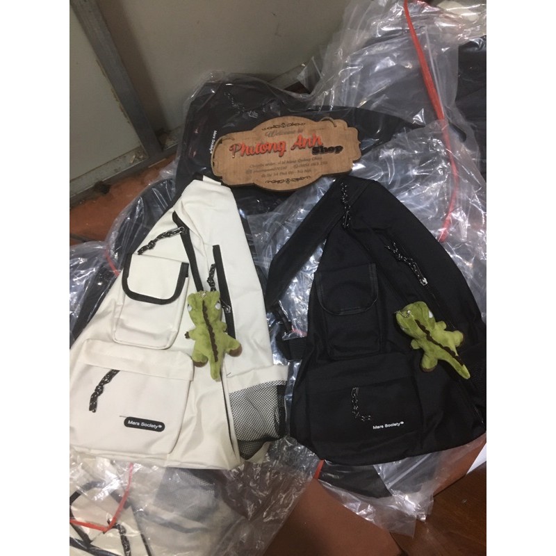 Ba lô chéo tam giac kem moc khoa