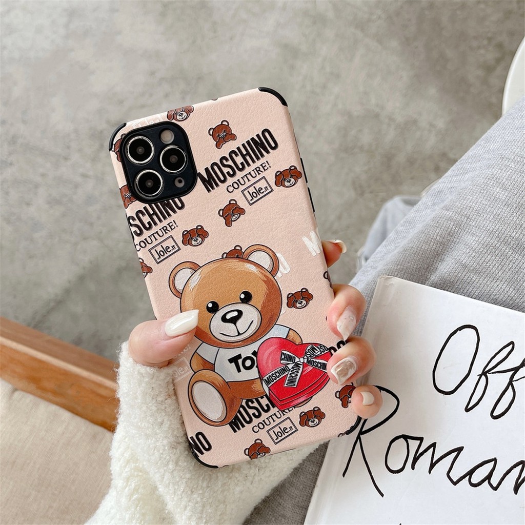 Ốp điện thoại Hình Gấu Moschino Bear Cho dòng Iphone13 12 Mini 11 Pro Max 6 / 6s 7 / 8plus Se2 X / Xs Xr Xsmax # Hg3691
