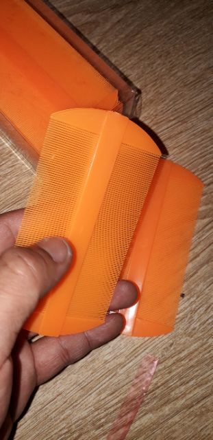 Một chiếc lược dầy chải tóc màu vàng bằng nhựa
