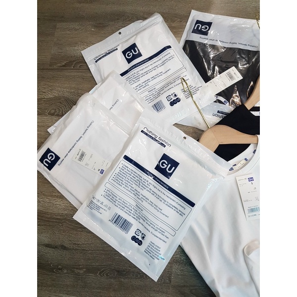 Áo thun trễ vai Gu