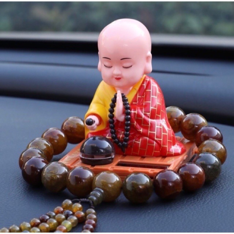 Tượng may mắn Chú Tiểu Gõ Mõ Tụng Kinh trang trí xe hơi, phong thủy, bàn làm việc hoạt động năng lượng mặt trời | BigBuy360 - bigbuy360.vn