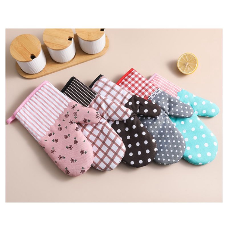 Một chiếc bao tay nhấc bếp chống phỏng lò vi sóng