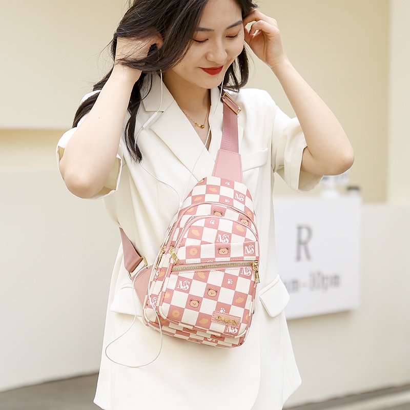 Túi Đeo Chéo Trước Ngực Bằng Da Mềm Gọn Nhẹ In Họa Tiết Gấu Dễ Thương Cho Nữ