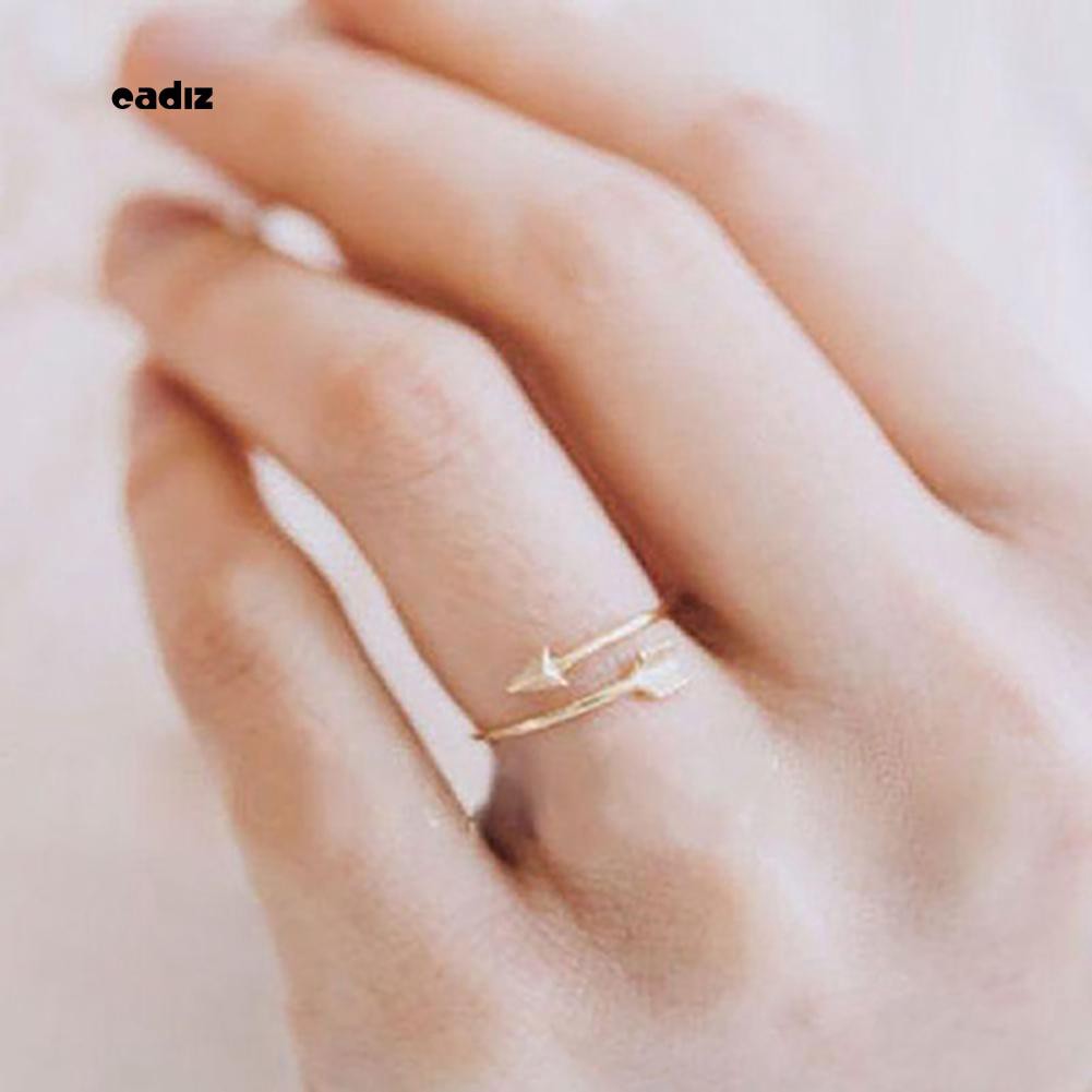 Nhẫn Hở Hình Mũi Tên Màu Vàng