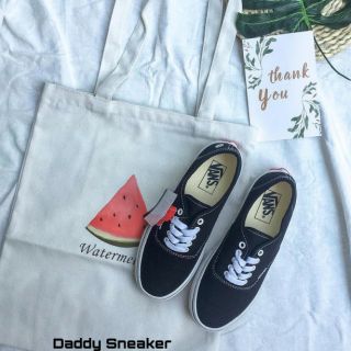 Giày sneaker đen thấp cổ