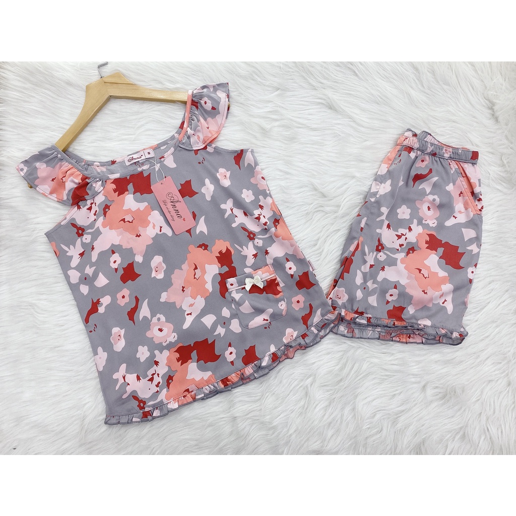 Set đồ ngủ mặc nhà ANNA. Set đồ lụa Satin mềm, thoáng mát, dáng áo cánh tiên quần đùi phối bèo, họa tiết hoa trẻ trung