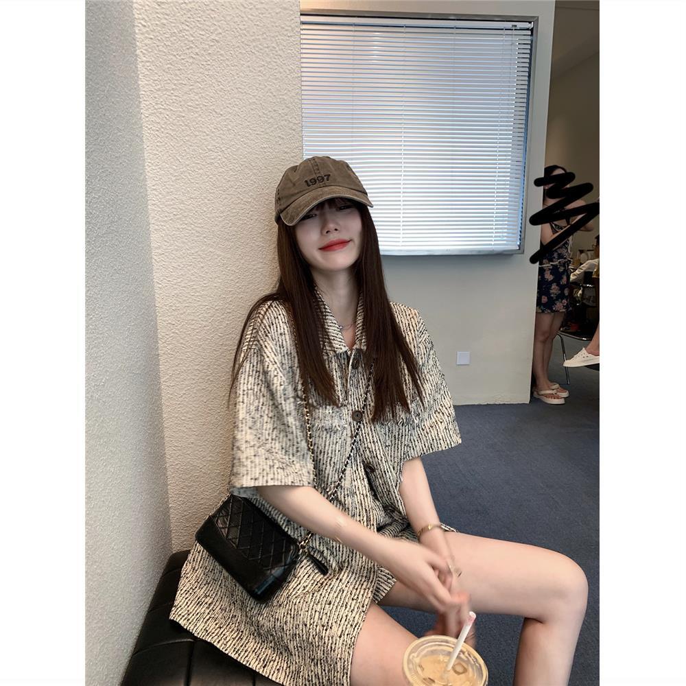 Trang phục áo khoác sơ mi tay ngắn và quần short cạp cao thiết kế mùa hè mới cho nữ