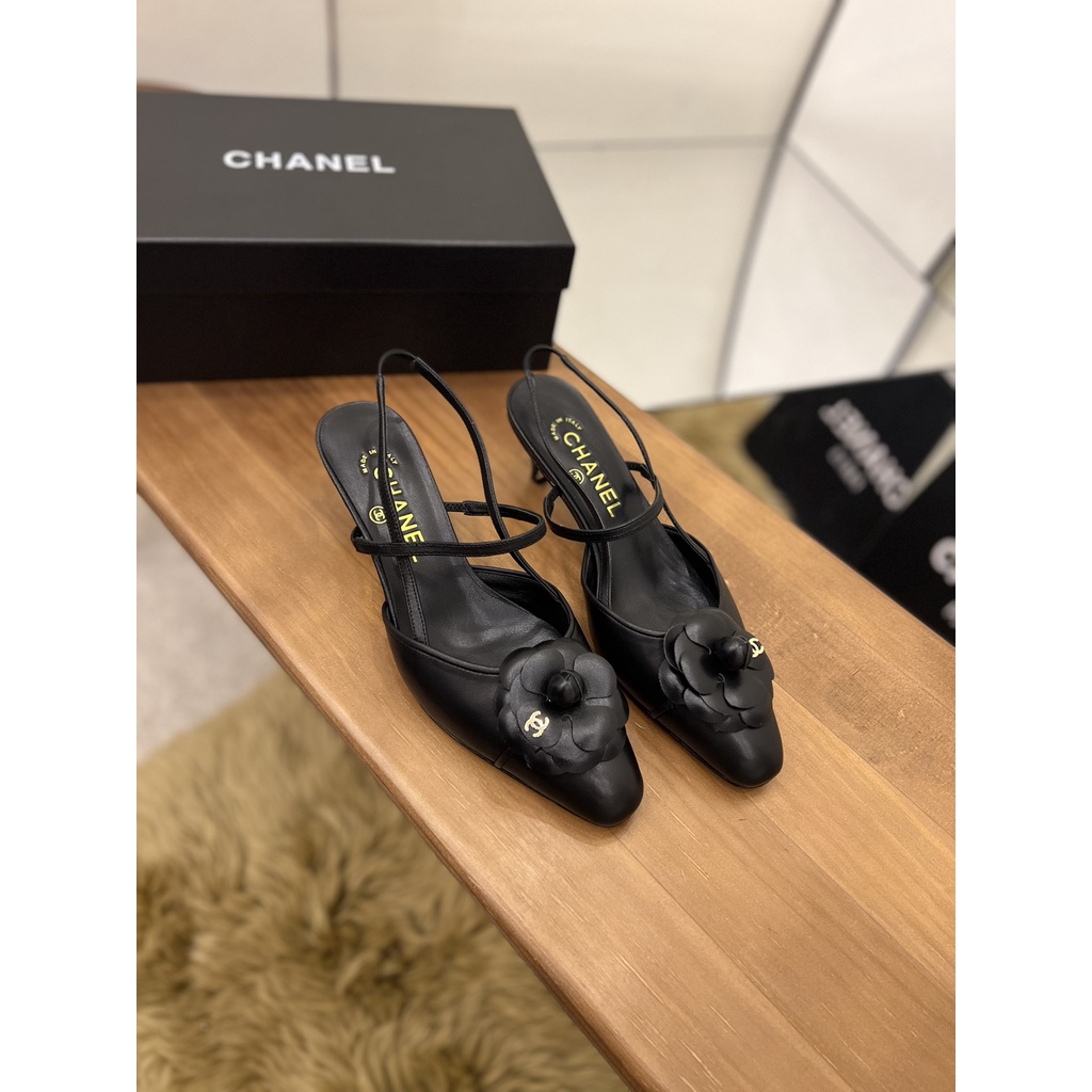 Giày cao gót nữ da thật thời trang cao cấp 𝘾𝙝𝙖𝙣𝙚𝙡 𝘾𝙝𝙖𝙣n𝙚𝙡 CN thiết kế đính bông hoa ở mũi giày, phong cách thanh lịch