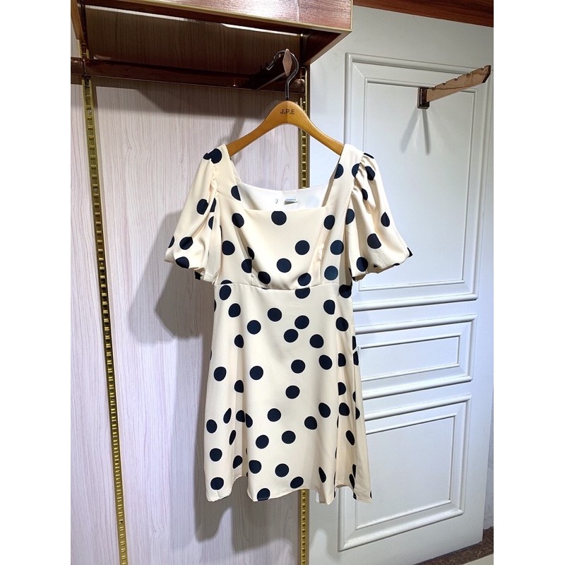 Đầm chấm bi lụa Urban Revivo