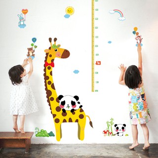 Decal dán tường hươu cao cổ và đo chiều cao cho bé