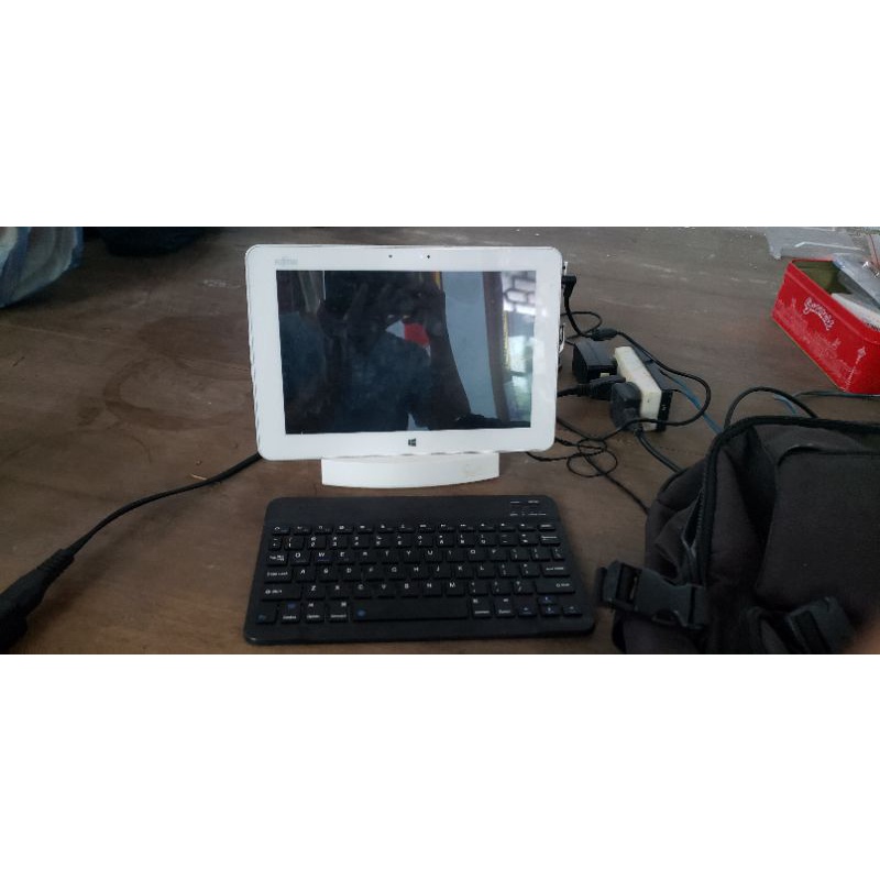 Máy tính bản chạy Windows q584