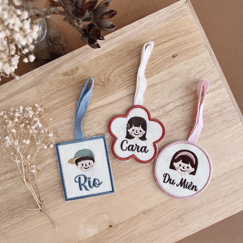 NAME TAG TREO CẶP/BALO/MÓC KHOÁ THÊU TÊN BÉ TRAI GÁI THEO YÊU CẦU