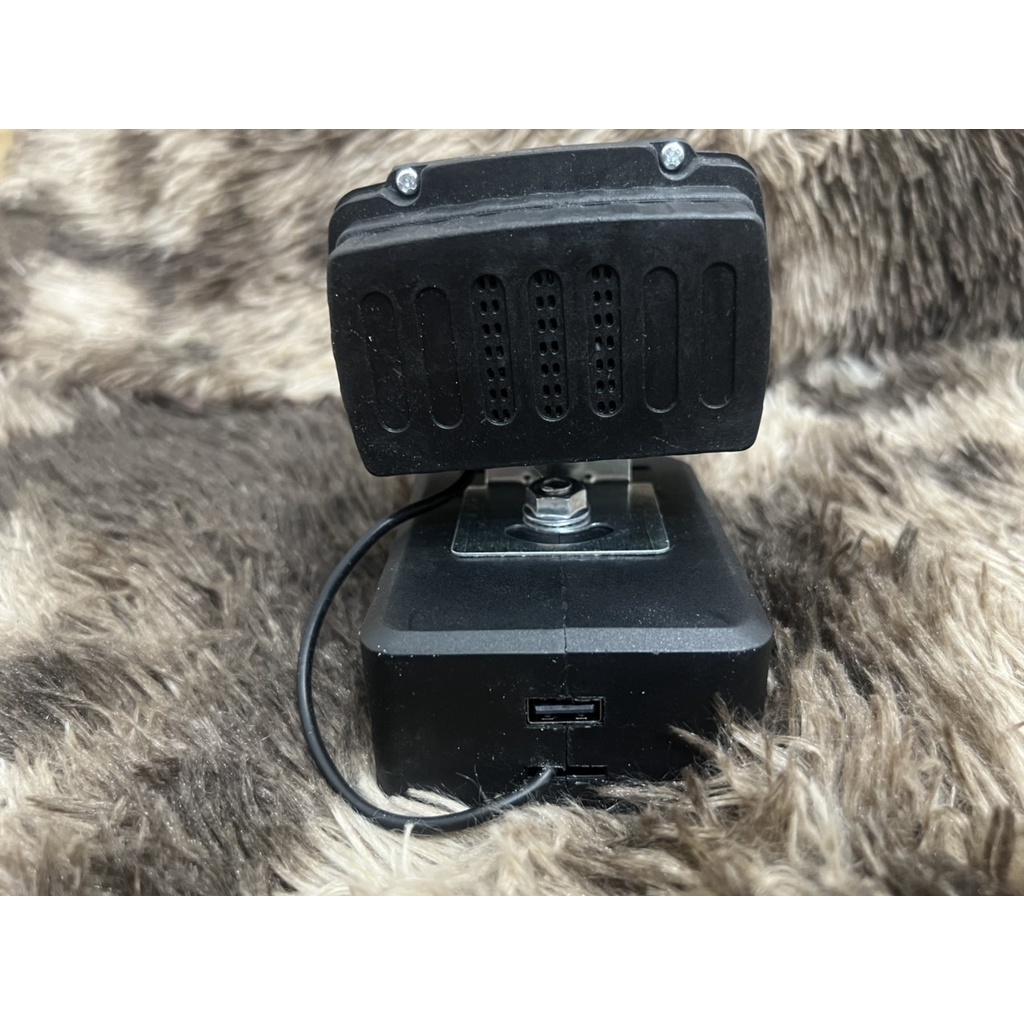 Đèn pha kèm dock chuyển pin Makita 18V Sang USB 5V sạc điện thoại. BN.