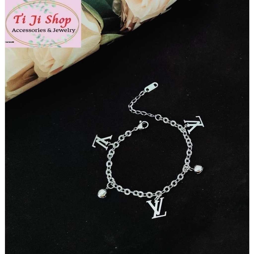 LẮC TAY NỮ INOX CHẠM CHIẾU GẮN CHỮ L. V - CHUÔNG CỰC ĐẸP