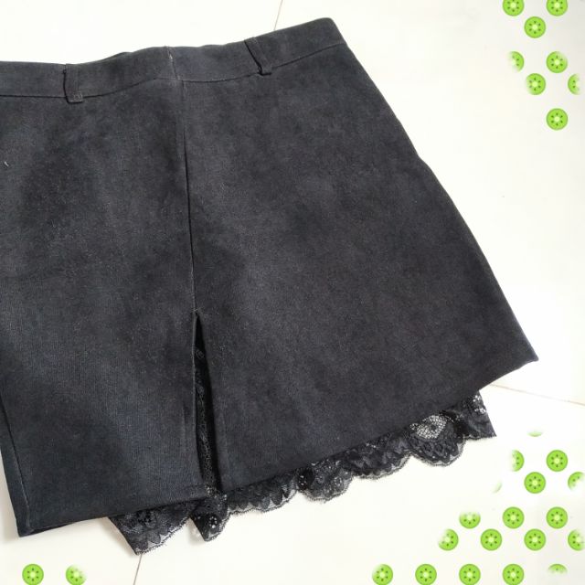 Hai chân váy đen và xanh rêu