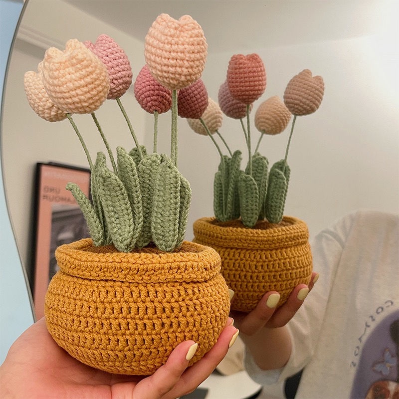 Hoa Tulip tự may. Tay dệt túi vải tự làm. Trang trí bằng hoa bất tử.