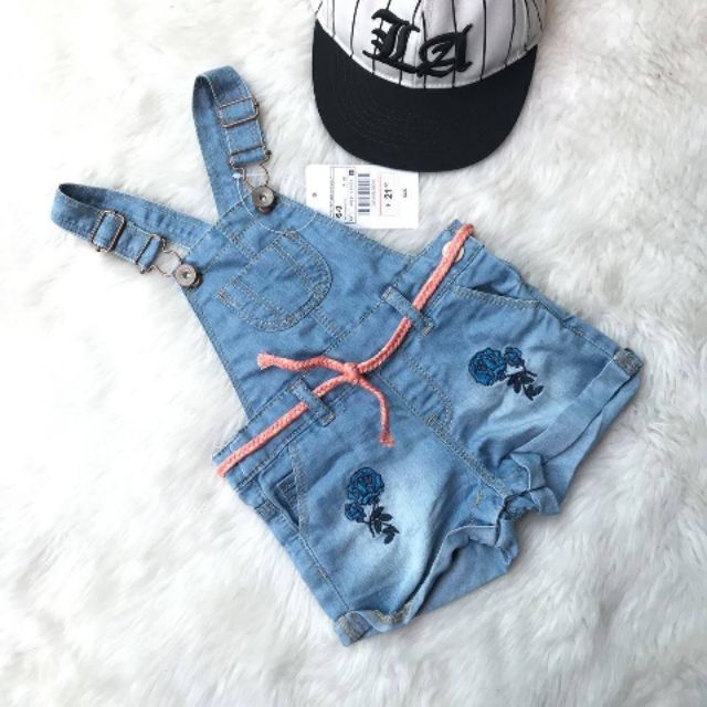 Yếm jean mềm Zara thêu hoa dư xịn cho bé 8-16ki