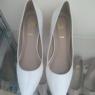 Giày Louboutin trắng 9p